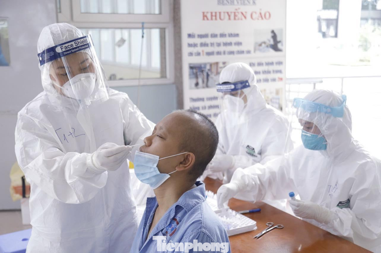 Tất cả bệnh nhân, người nhà và nhân viên y tế trong BV K đều được lấy mẫu xét nghiệm