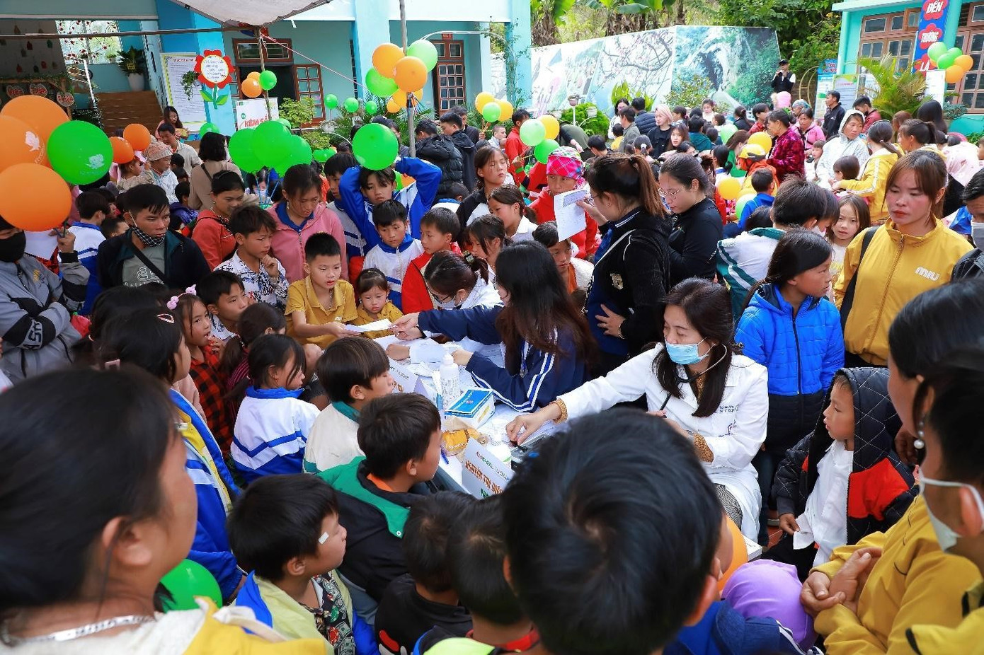 Bác sĩ khám bệnh cho trẻ em vùng dân tộc thiểu số. Bác sĩ khám bệnh cho trẻ em vùng dân tộc thiểu số.