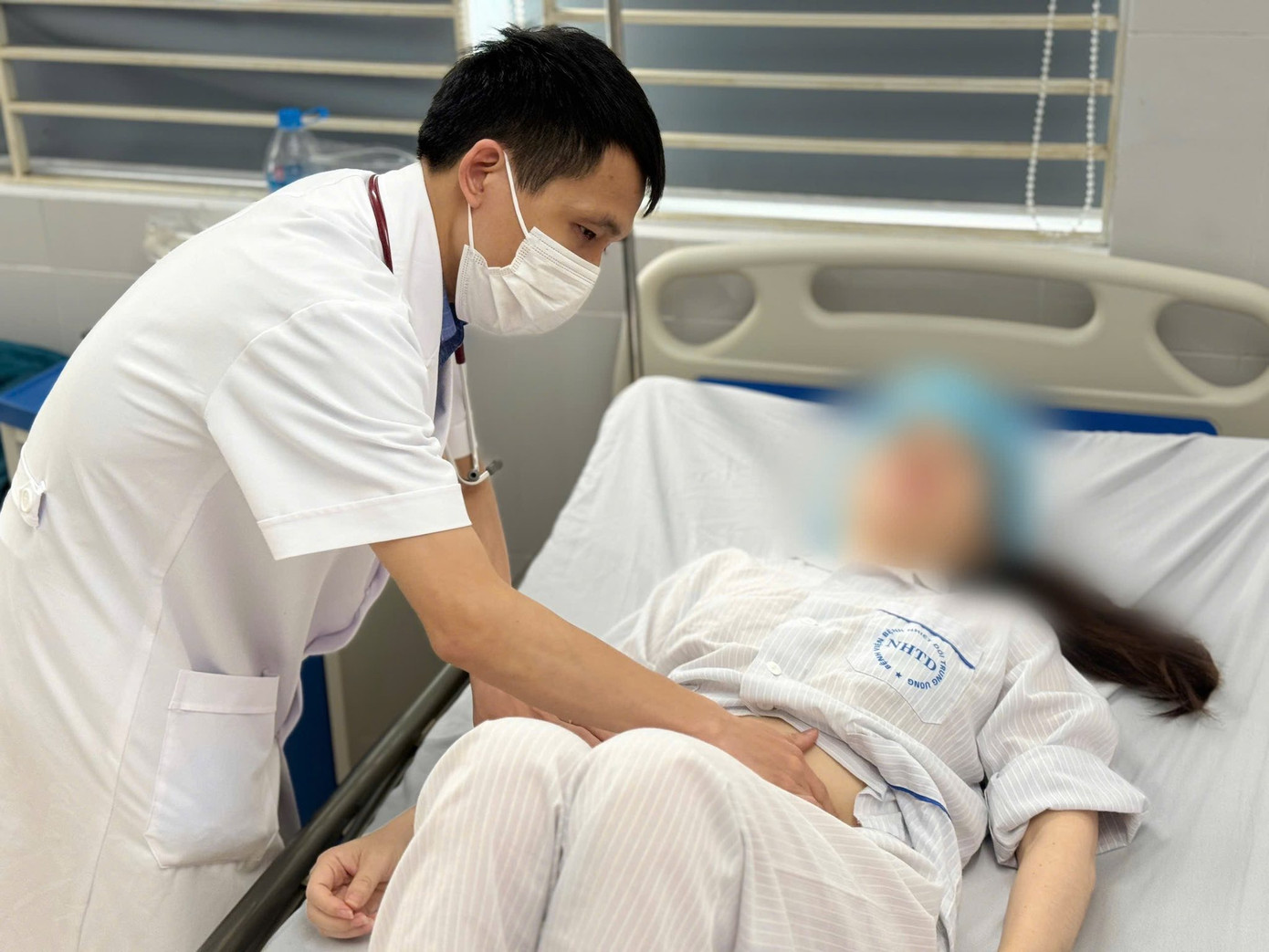 Bác sĩ thăm khám cho bệnh nhân