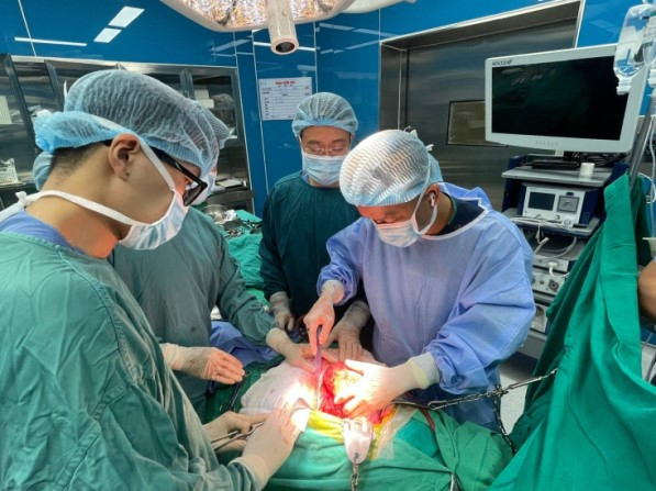 Các bác sĩ bóc tách khối u khổng lồ cho bệnh nhân Các bác sĩ bóc tách khối u khổng lồ cho bệnh nhân