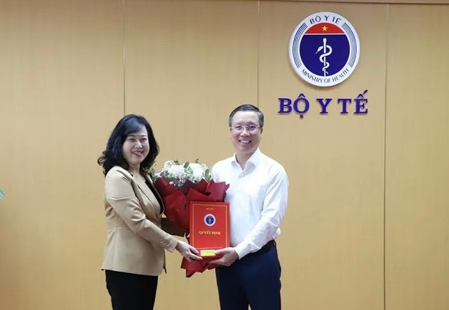 Bộ trưởng Bộ Y tế Đào Hồng Lan trao quyết định cho ông Hoàng Cương