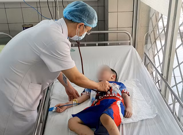 Bác sĩ chăm sóc bệnh nhi.