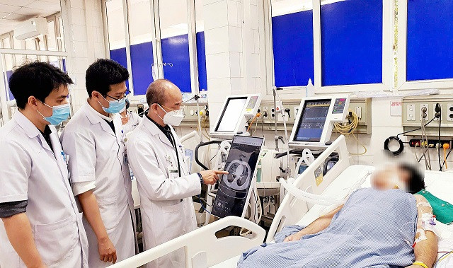 PGS.TS Đỗ Duy Cường và các bác sĩ thăm khám cho một bệnh nhân mắc sởi. PGS.TS Đỗ Duy Cường và các bác sĩ thăm khám cho một bệnh nhân mắc sởi.