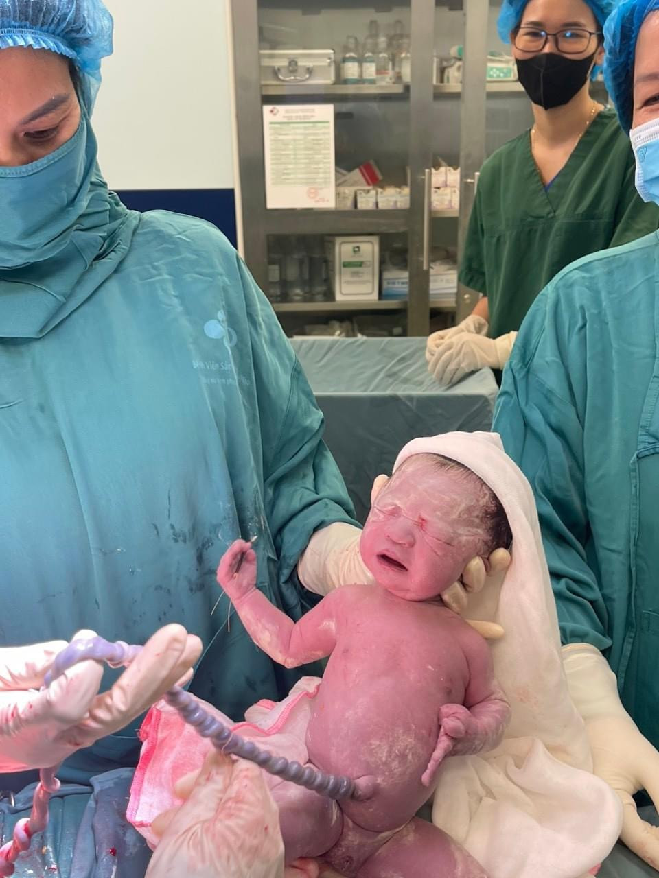 Em bé chào đời cùng vòng tránh thai của mẹ.