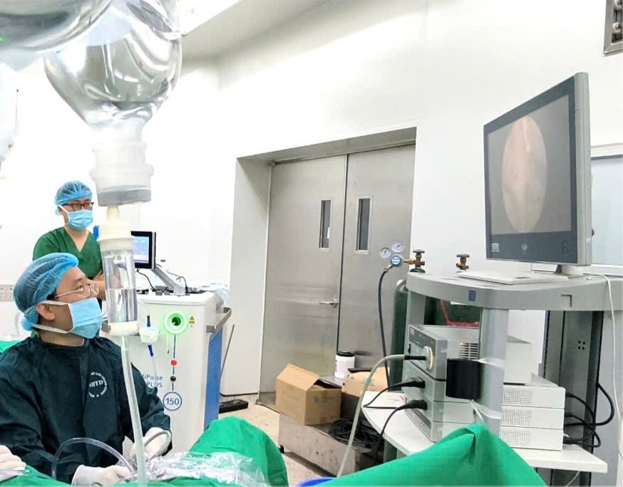 Bác sĩ thực hiện phẫu thuật cho bệnh nhân.