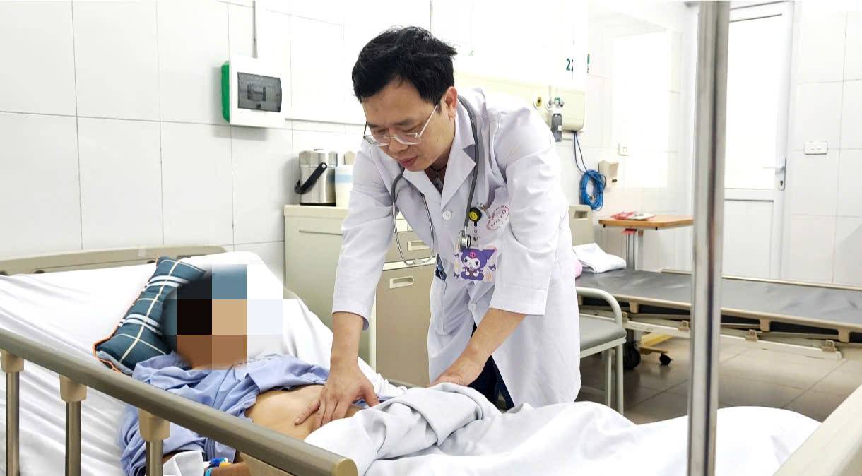 Bác sĩ Việt thăm khám bệnh nhân sau phẫu thuật.