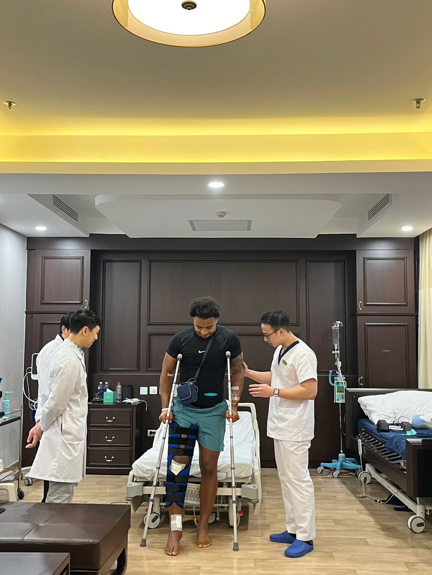 Cầu thủ Xuân Son tập những bước đi đầu tiên sau phẫu thuật