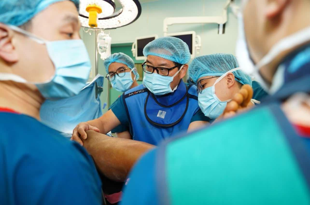 GS.TS Trần Trung Dũng thực hiện ca mổ cho cầu thủ Nguyễn Xuân Son GS.TS Trần Trung Dũng thực hiện ca mổ cho cầu thủ Nguyễn Xuân Son