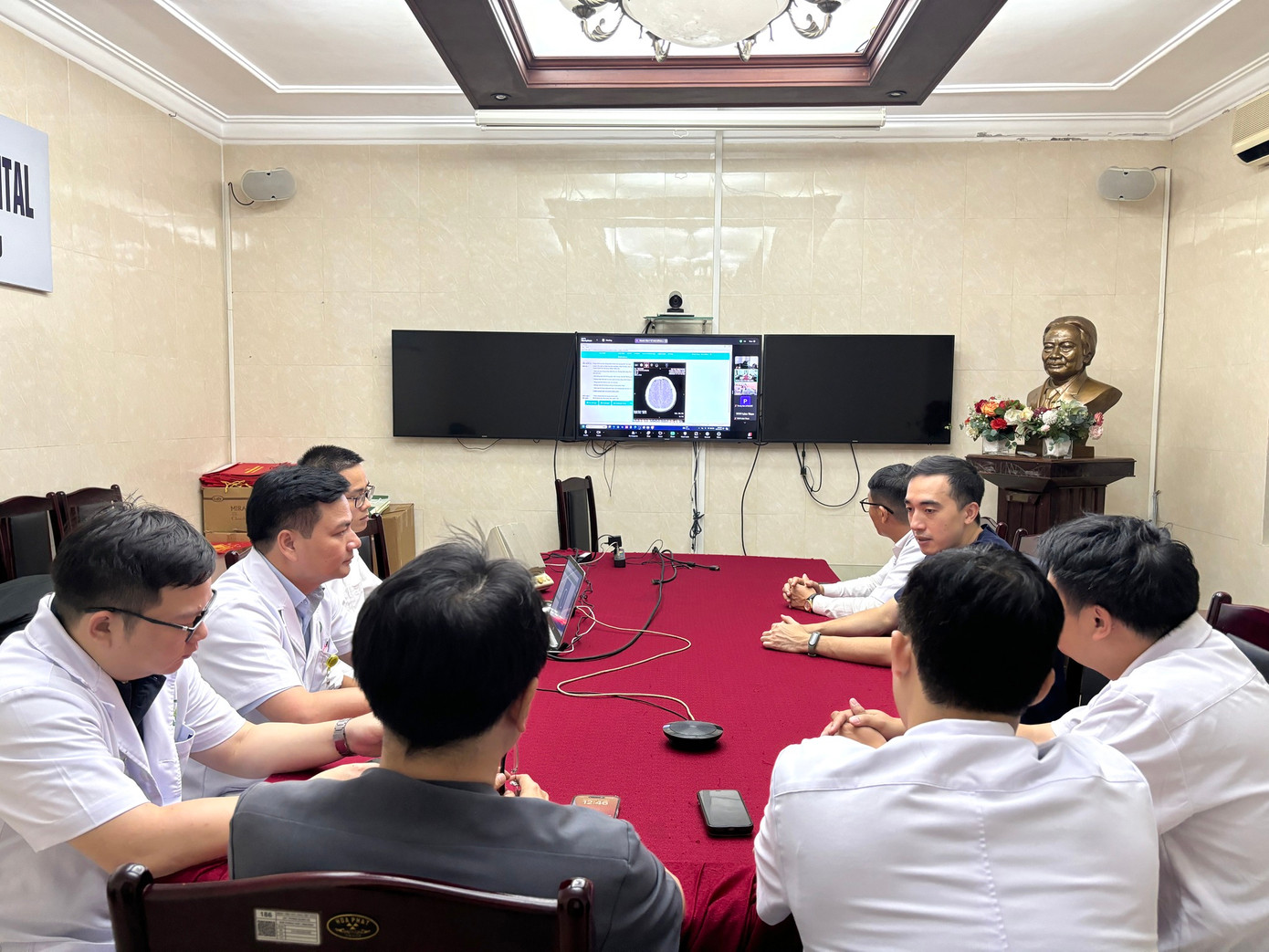 Các bác sĩ Bệnh viện Việt Đức tại đầu cầu Hà Nội hội chẩn với tuyến dưới về hướng điều trị các nạn nhân vụ sập cầu Phong Châu. Các bác sĩ Bệnh viện Việt Đức tại đầu cầu Hà Nội hội chẩn với tuyến dưới về hướng điều trị các nạn nhân vụ sập cầu Phong Châu.