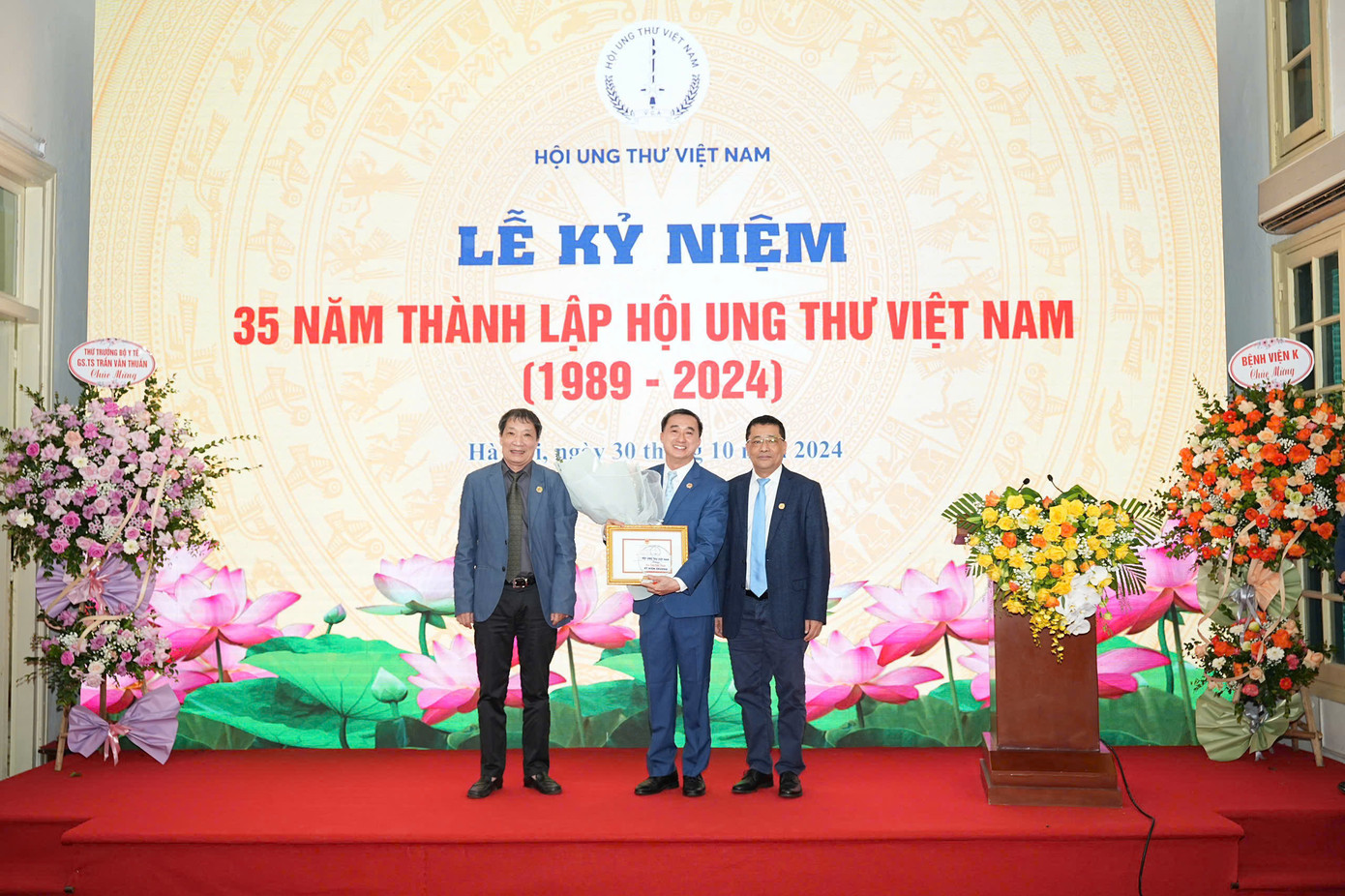 GS.TS Trần Văn Thuấn (giữa) nhận Kỉ niệm chương của Hội Ung thư Việt Nam tại buổi lễ. GS.TS Trần Văn Thuấn (giữa) nhận Kỉ niệm chương của Hội Ung thư Việt Nam tại buổi lễ.