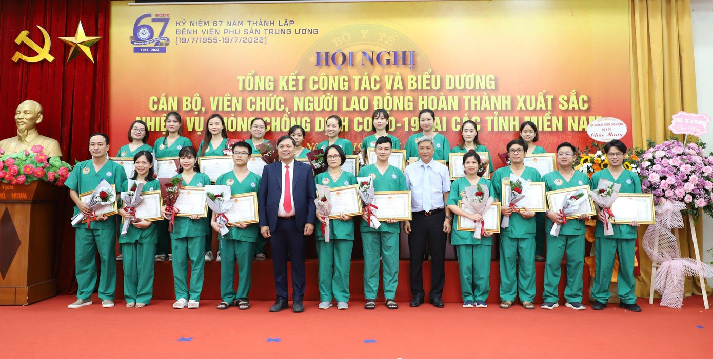 Thứ trưởng Bộ Y tế Nguyễn Trường Sơn và Giám đốc BV tặng bằng khen của Bộ trưởng Bộ Y tế cho các cá nhân xuất sắc.