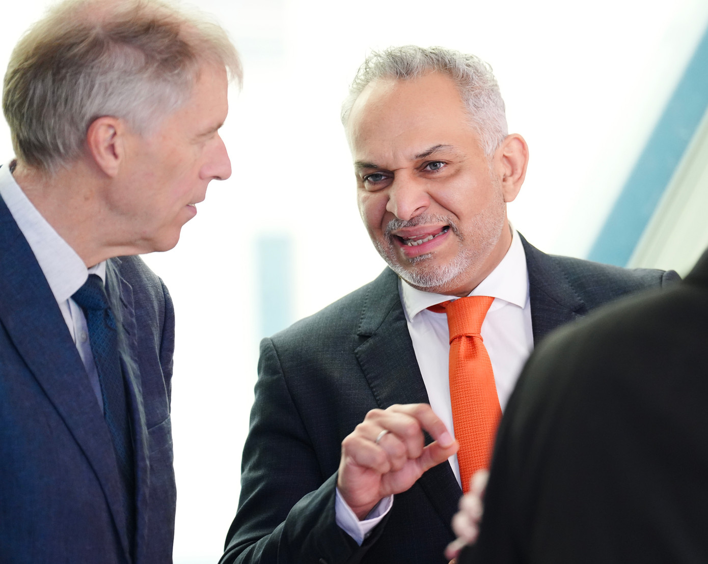 Các chuyên gia quốc tế trao đổi bên lề hội nghị.