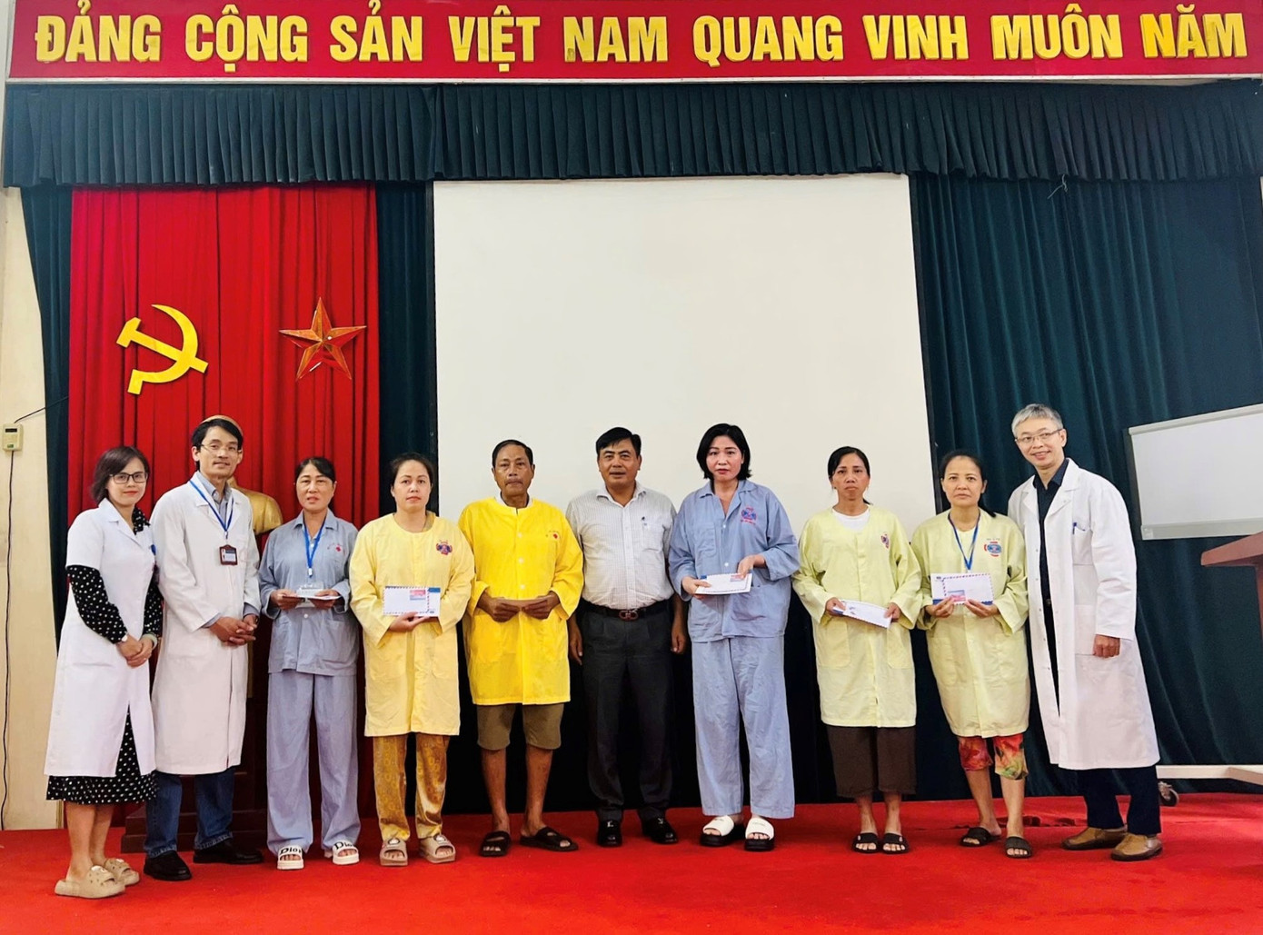 Đại diện lãnh đạo BV K trao quà cho các bệnh nhân Đại diện lãnh đạo BV K trao quà cho các bệnh nhân