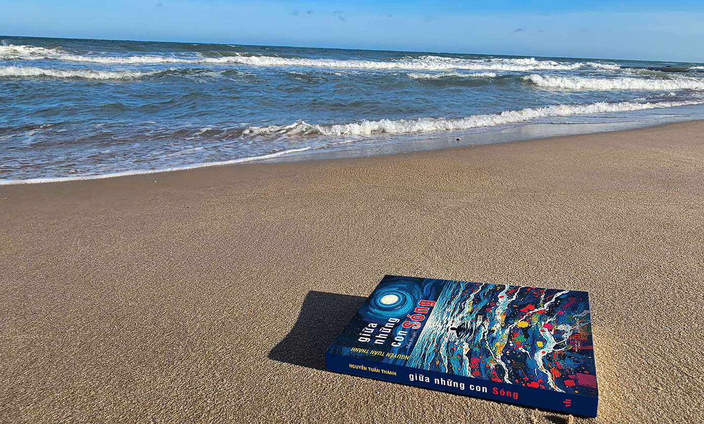Tiểu thuyết Giữa những con sóng của tác giả Nguyễn Tuấn Thành.
