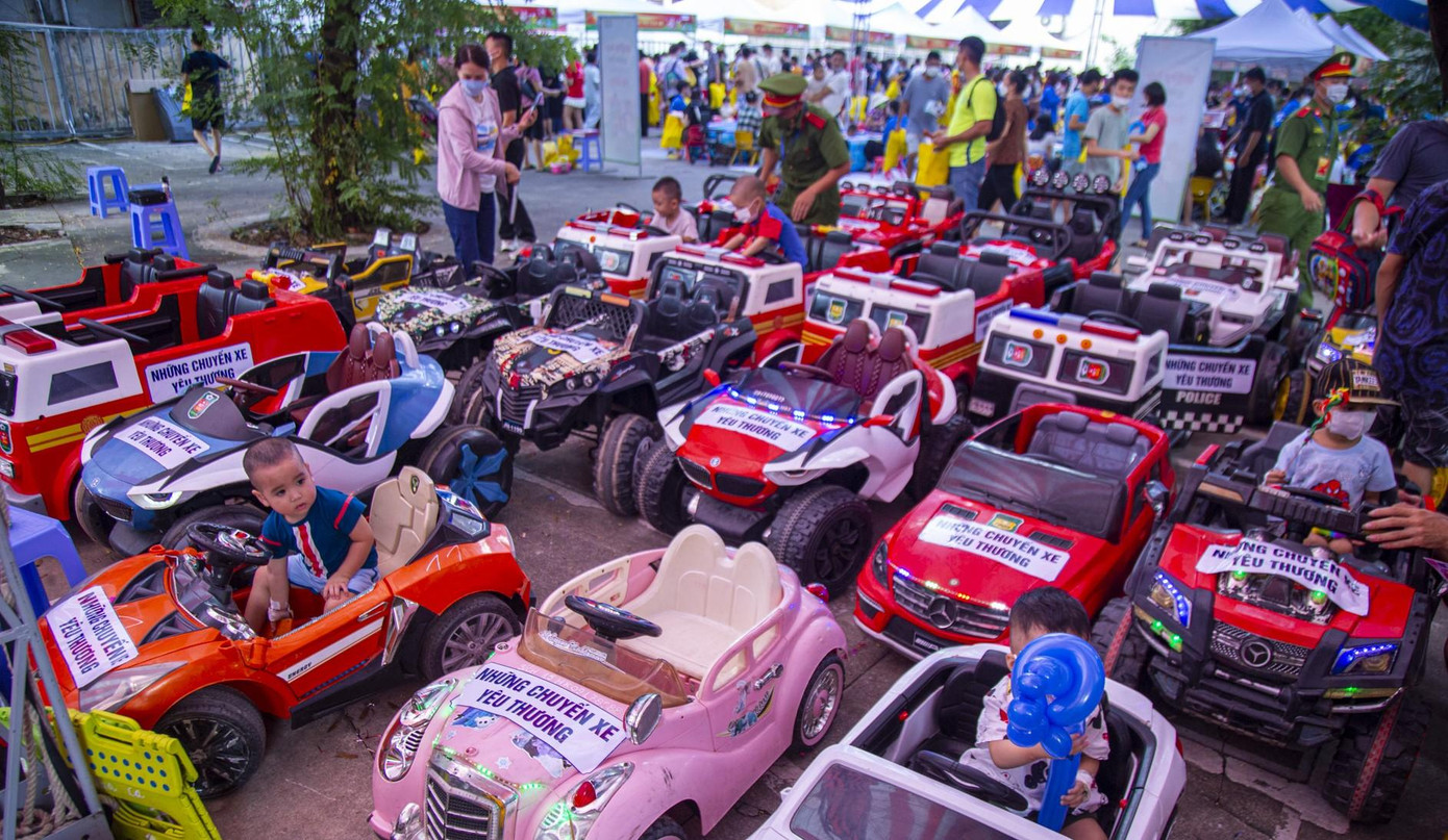 Những chuyến xe chở nặng yêu thương. Ảnh: Hà Minh