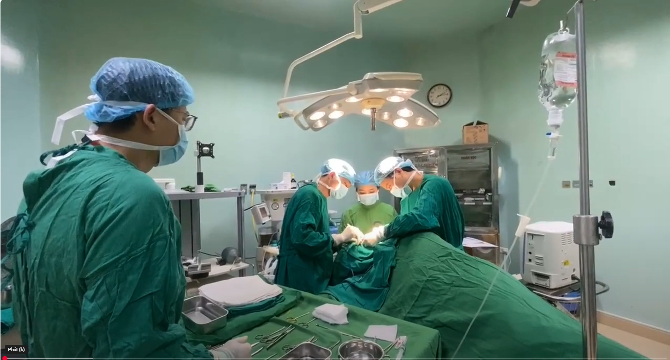 Kíp mổ thực hiện ca phẫu thuật cho bệnh nhân. Kíp mổ thực hiện ca phẫu thuật cho bệnh nhân.