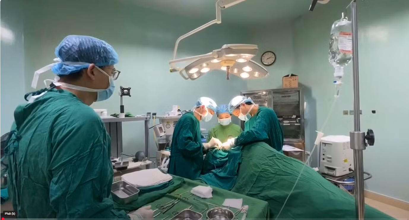 Kíp mổ thực hiện ca phẫu thuật cho bệnh nhân.