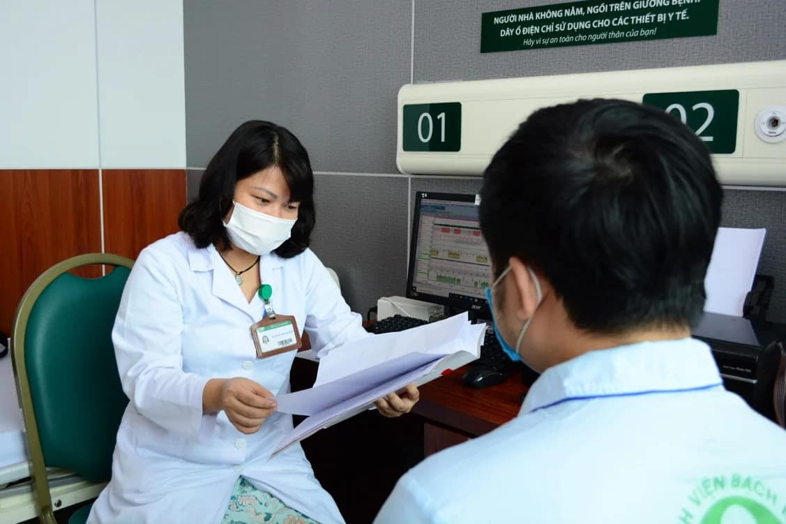 Bác sĩ khám cho bệnh nhân mắc hội chứng ngưng thở khi ngủ