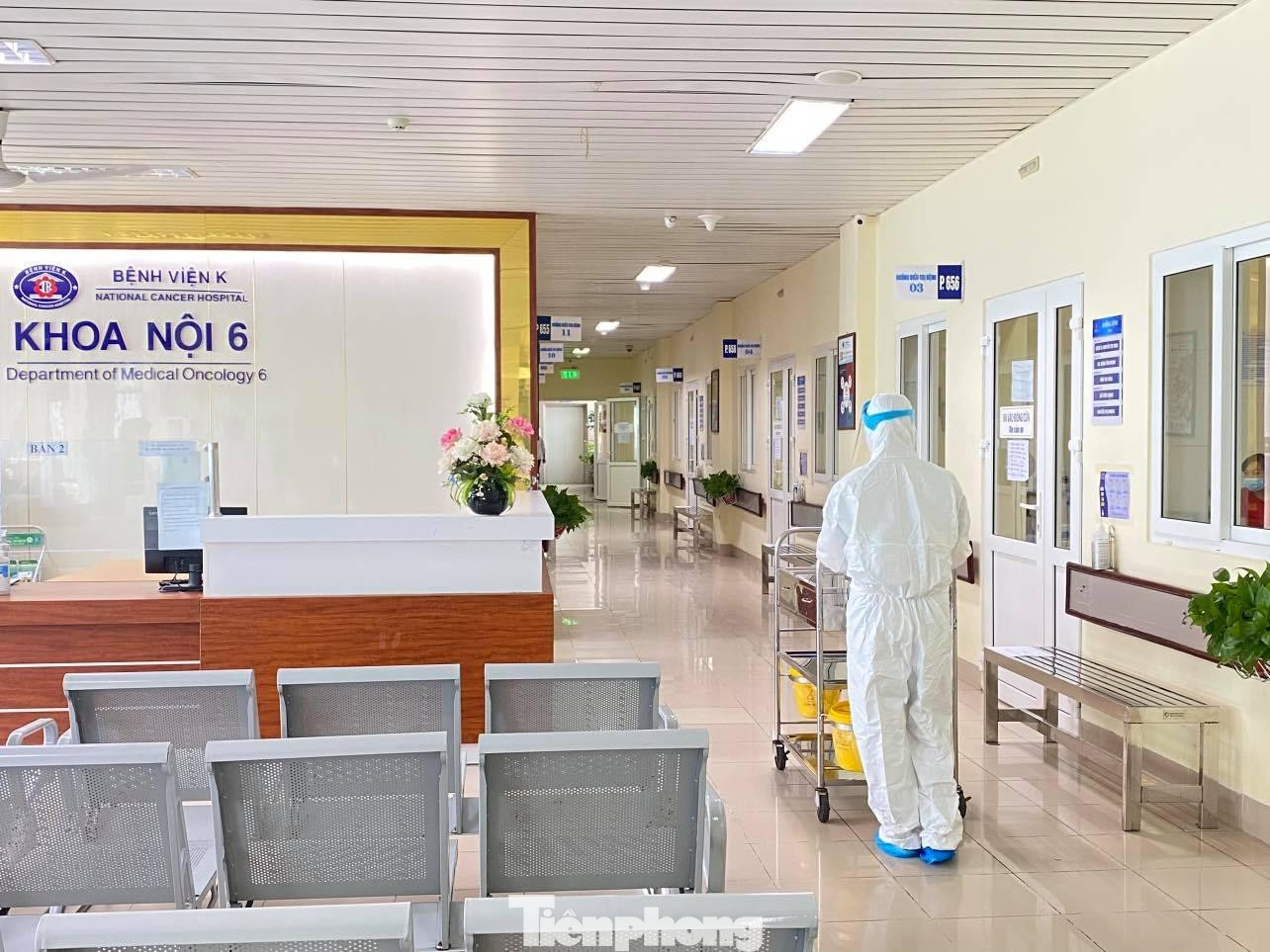 Mọi hoạt động chuyên môn vẫn diễn ra bình thường trong BV K, thuốc được điều dưỡng mặc trang phục bảo hộ đưa đến các phòng bệnh theo y lệnh của bác sĩ