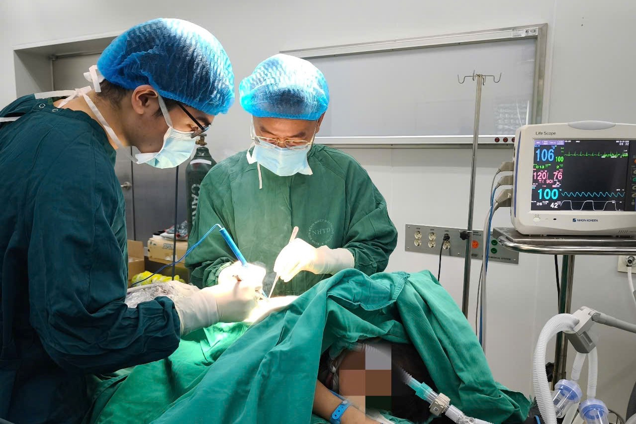 Các bác sĩ phẫu thuật cho bệnh nhi mắc bệnh phổi hiếm gặp