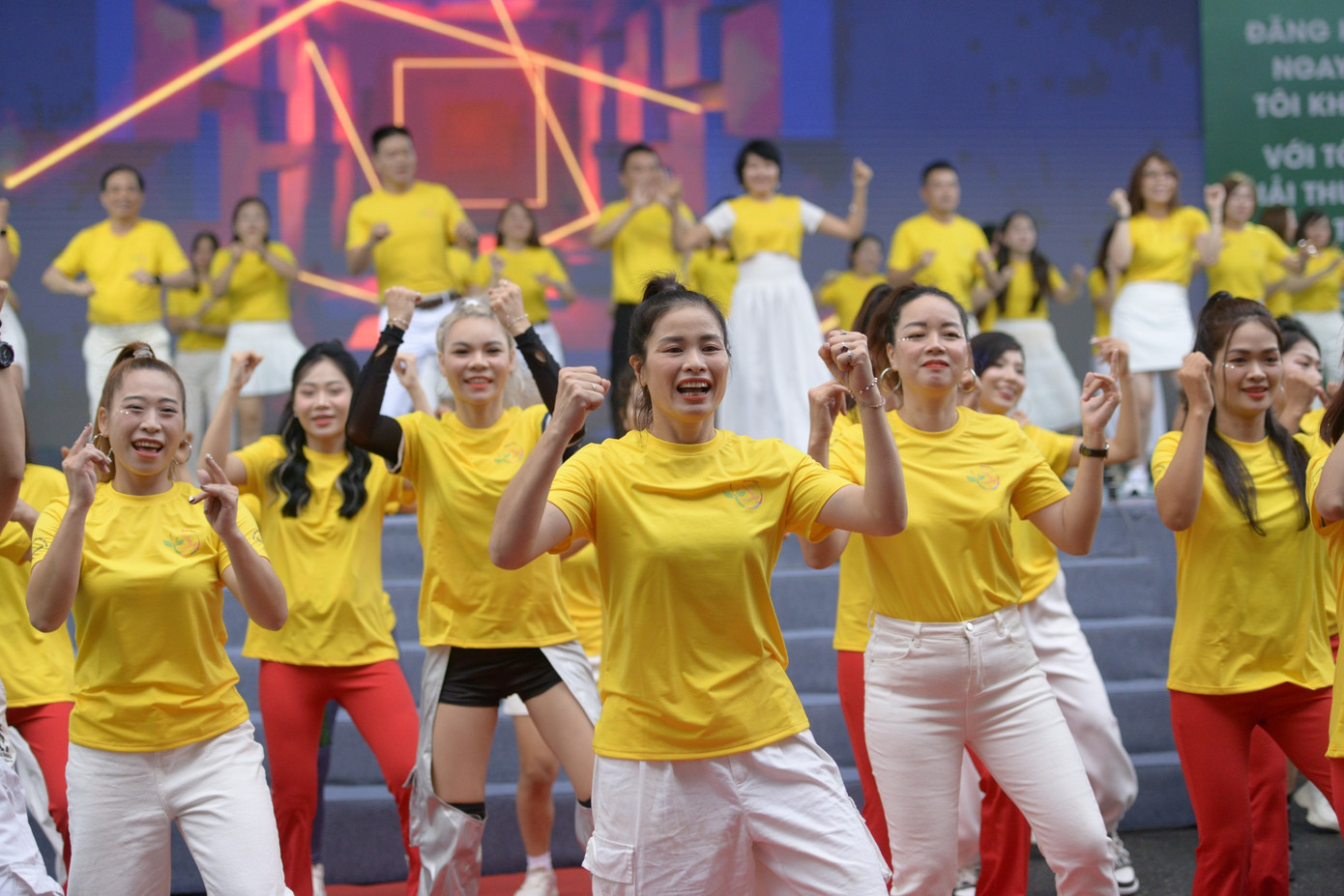 Các phần thi vận động vô cùng trẻ trung, sôi nổi.