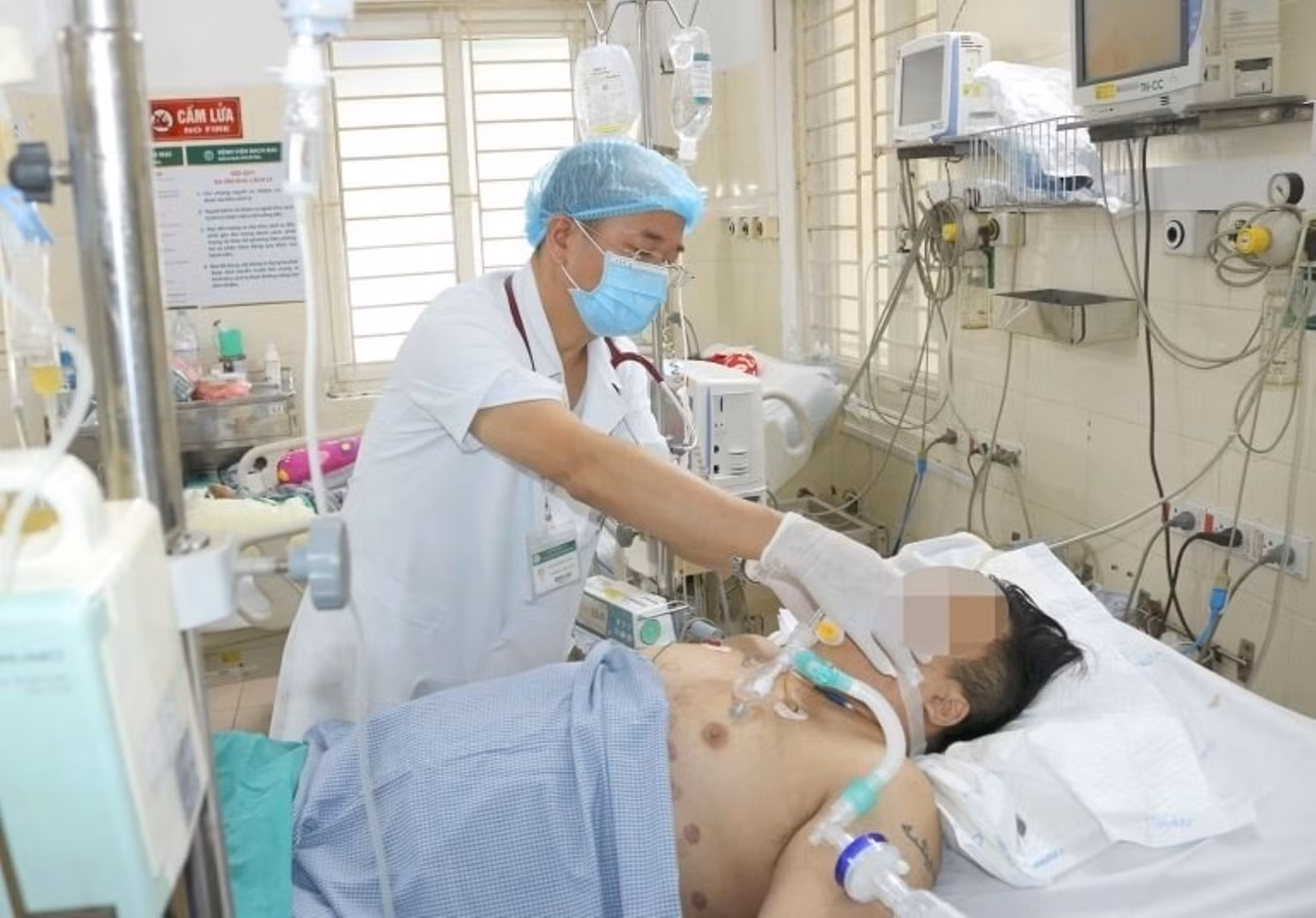 PGS.TS Đỗ Duy Cường chăm sóc bệnh nhân mắc sốt xuất huyết PGS.TS Đỗ Duy Cường chăm sóc bệnh nhân mắc sốt xuất huyết