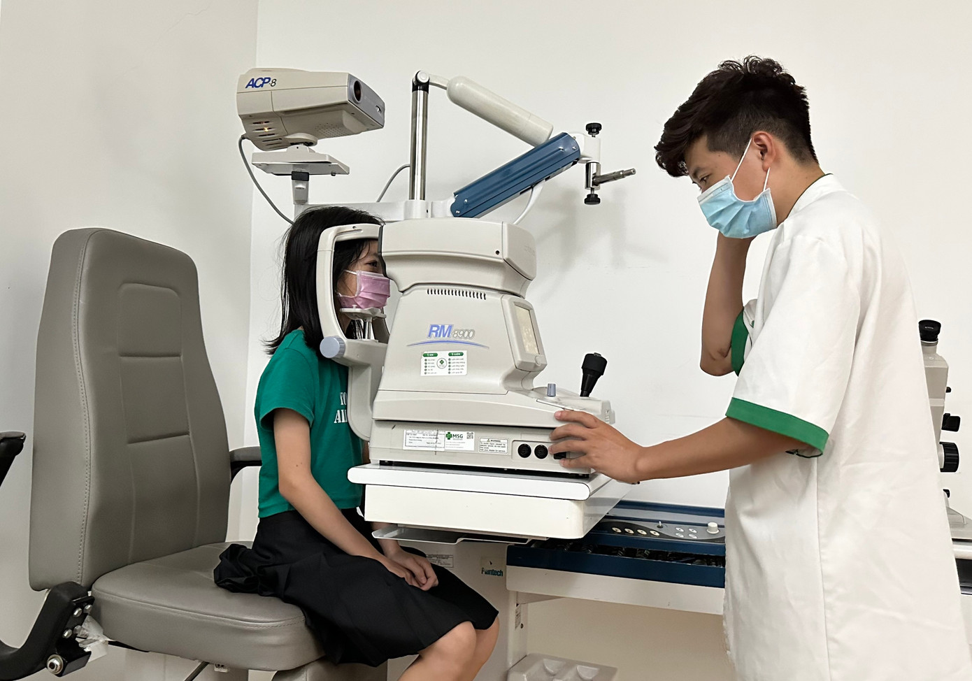 Bác sĩ khám cho bệnh nhi đau mắt đỏ. Ảnh: Như Ý