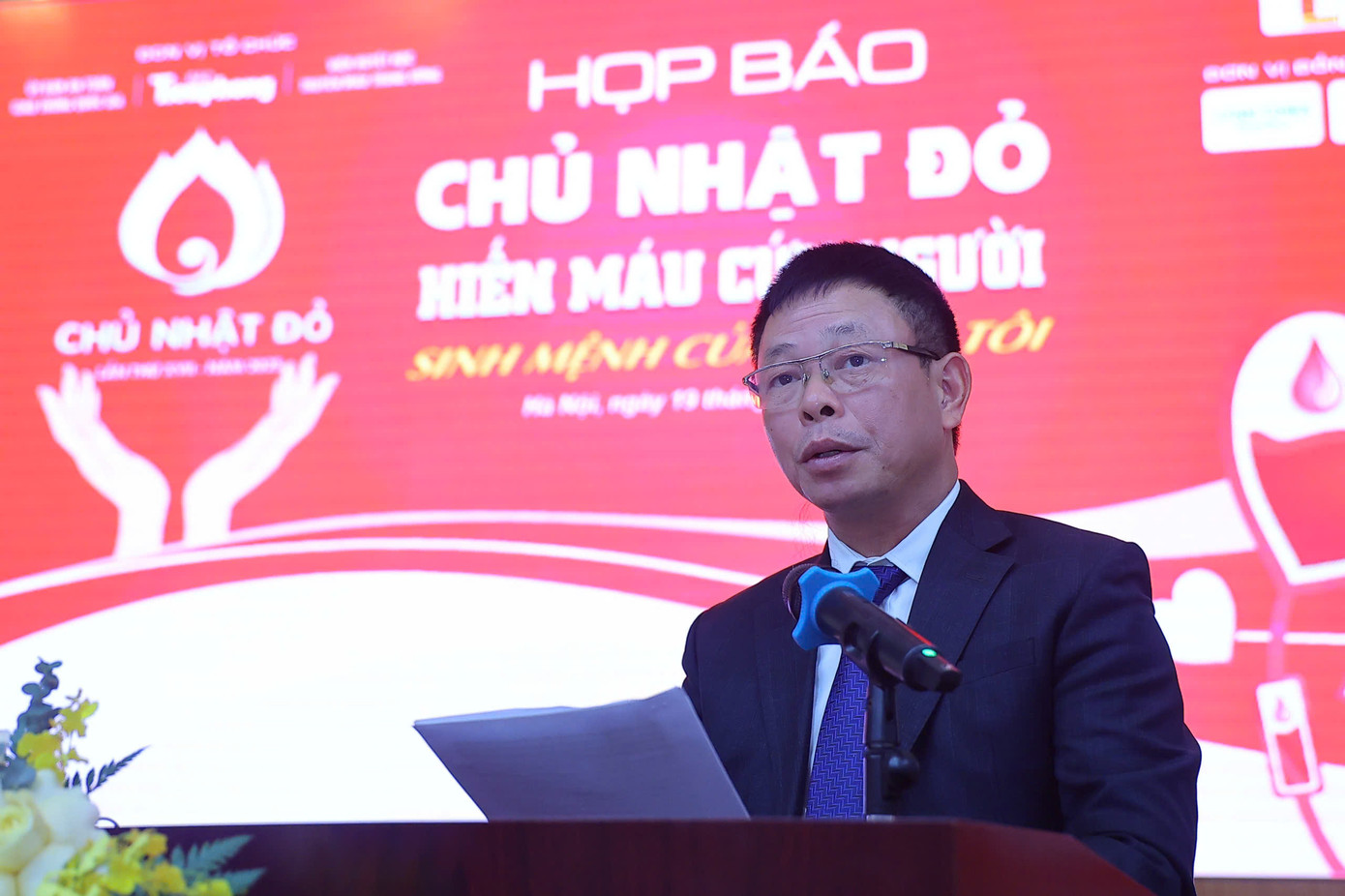 Nhà báo Phùng Công Sưởng, Tổng biên tập Báo Tiền Phong, Trưởng Ban tổ chức Chủ Nhật Đỏ phát biểu khai mạc cuộc họp báo. Nhà báo Phùng Công Sưởng, Tổng biên tập Báo Tiền Phong, Trưởng Ban tổ chức Chủ Nhật Đỏ phát biểu khai mạc cuộc họp báo.