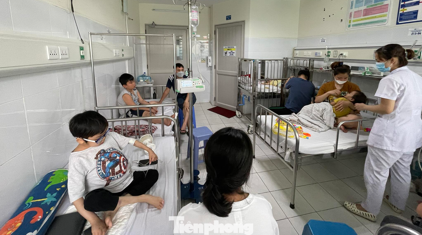 Nhiều trẻ mắc cúm A đang điều trị tại BV Nhi Trung ương. Ảnh: Thái Hà