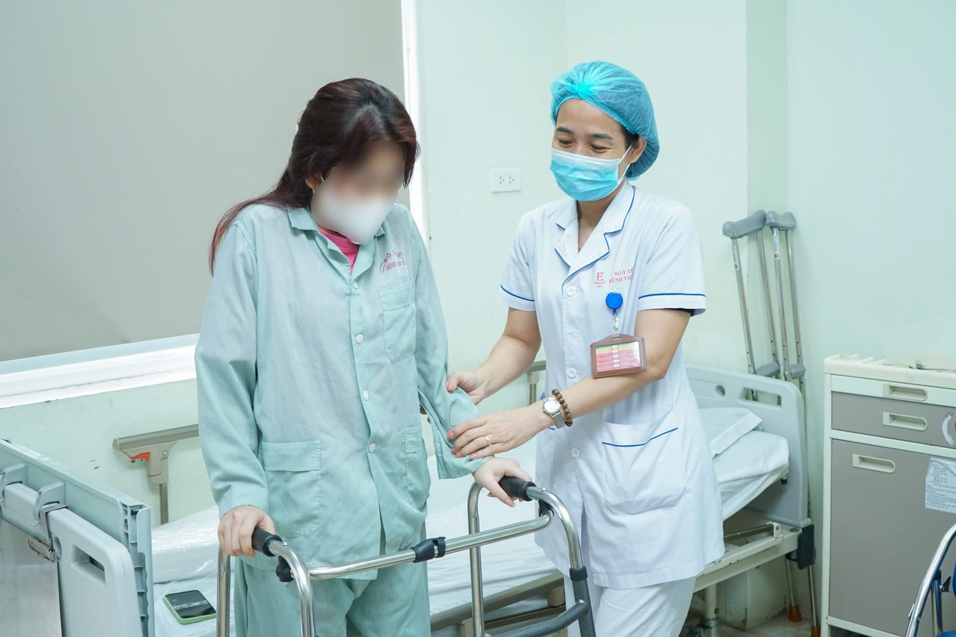 Bệnh nhân tập vận động trở lại sau mổ.