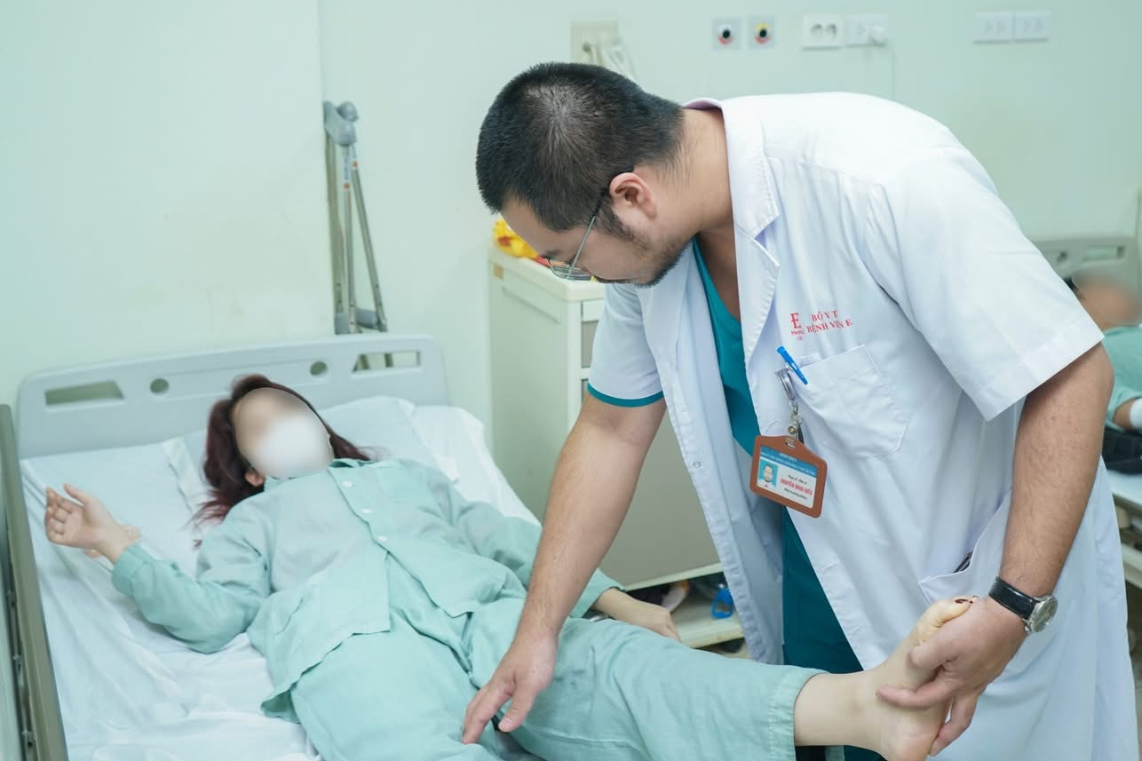 Bác sĩ khám lại cho bệnh nhân sau phẫu thuật