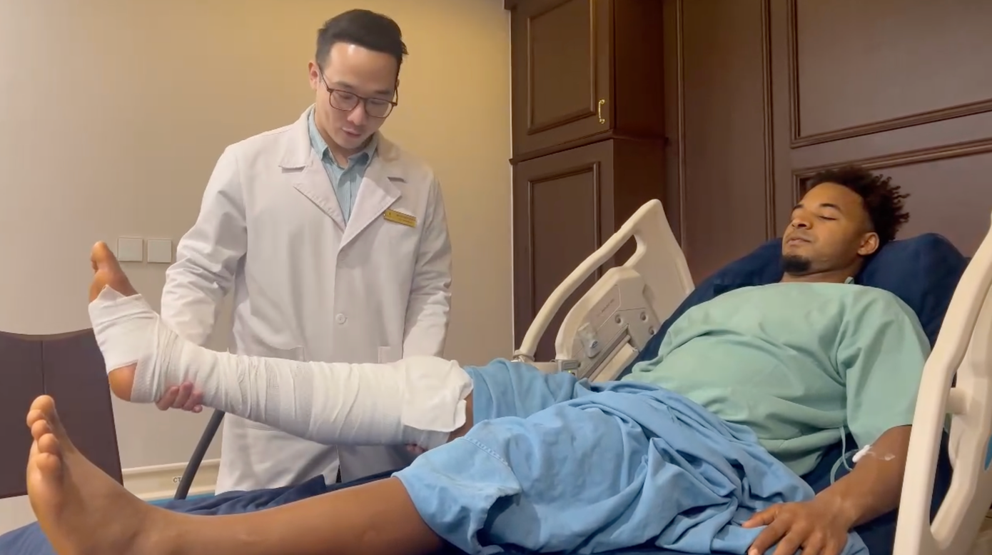 Thạc sĩ Nguyễn Quyết Thắng tập phục hồi cho cầu thủ Xuân Son Thạc sĩ Nguyễn Quyết Thắng tập phục hồi cho cầu thủ Xuân Son