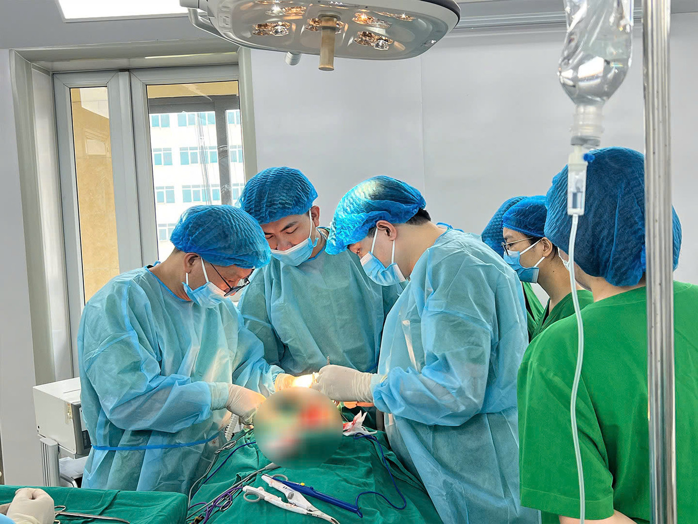 Các bác sĩ phẫu thuật cứu sống bệnh nhân đặc biệt.