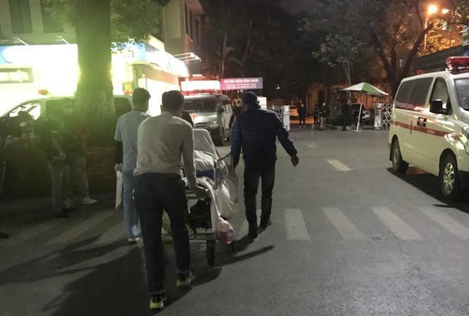 Cấp cứu bệnh nhân tại BV Việt Đức Ảnh: Thái Hà Cấp cứu bệnh nhân tại BV Việt Đức Ảnh: Thái Hà