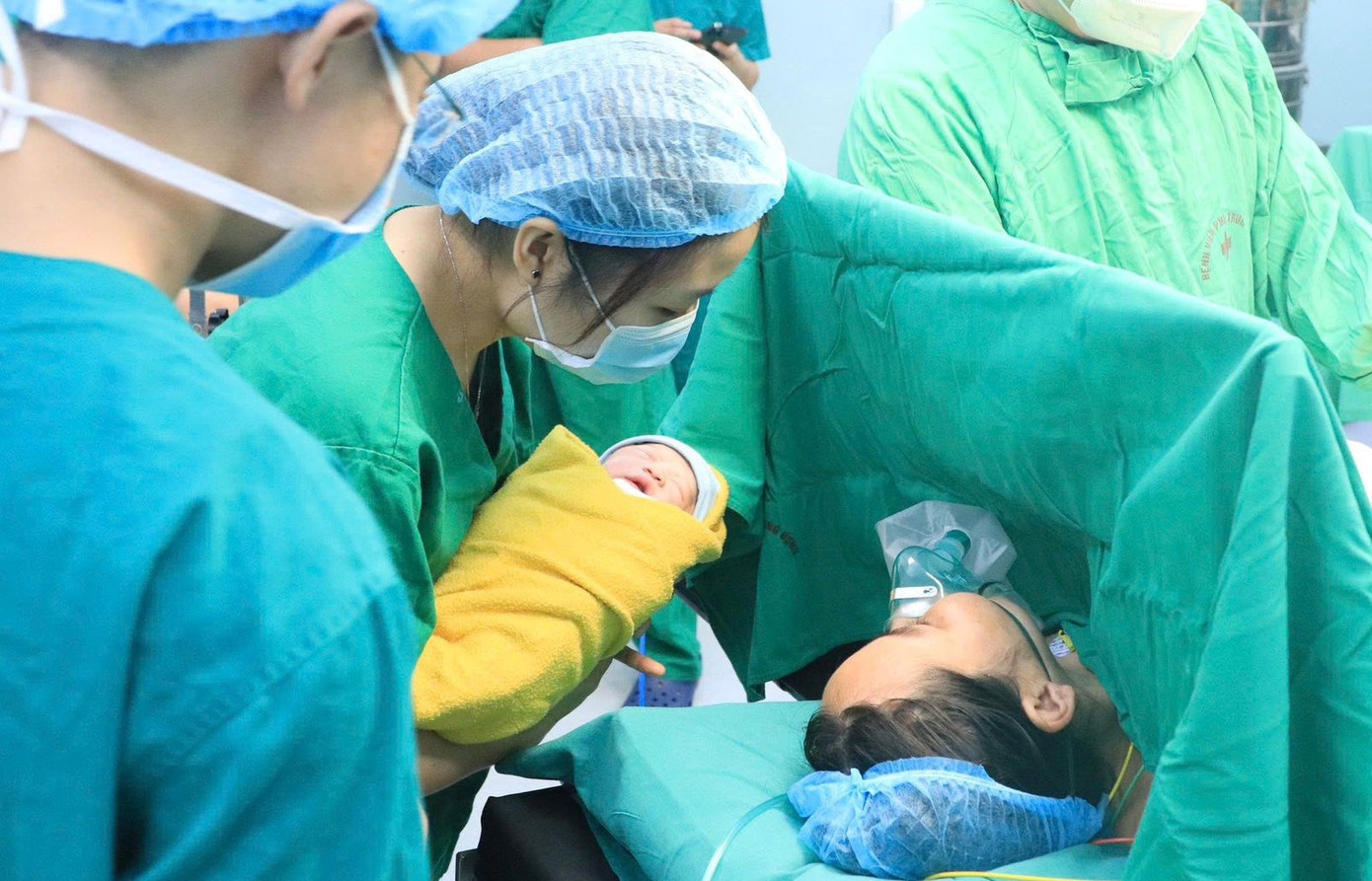 Xúc động giây phút hai mẹ con gặp nhau sau cuộc chiến sinh tử.