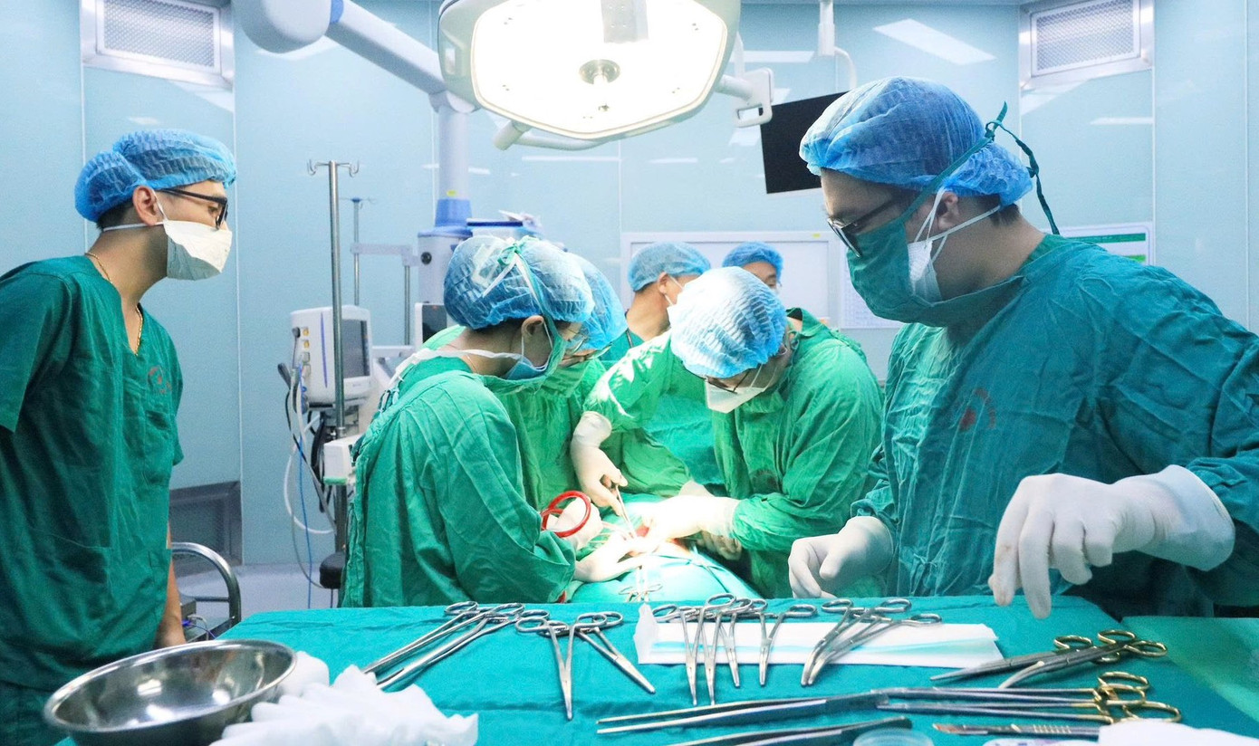 Các bác sĩ thực hiện ca mổ lấy thai nhi.