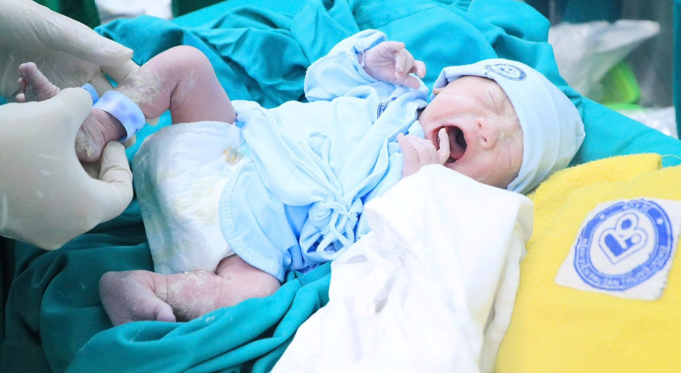 Em bé chào đời mạnh khỏe sau những nỗ lực cấp cứu của bác sĩ 2 bệnh viện tuyến đầu.