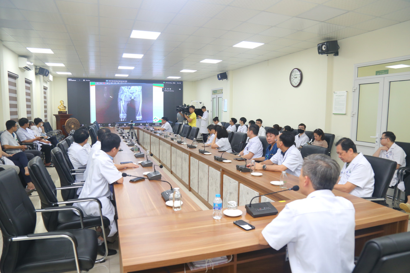 Các GS, bác sĩ BV Việt Đức hội chẩn từ xa điều trị bệnh nhân do bão số 3. Các GS, bác sĩ BV Việt Đức hội chẩn từ xa điều trị bệnh nhân do bão số 3.