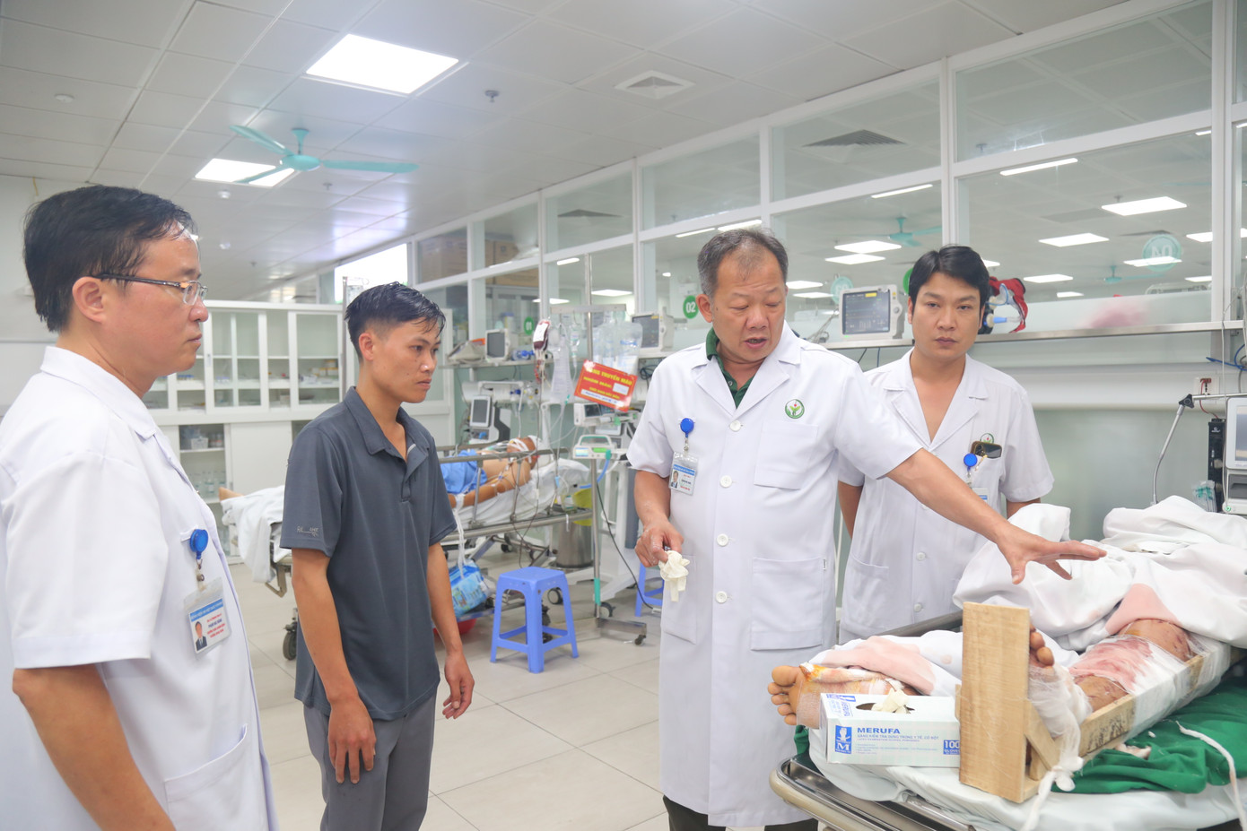 TS. Dương Đức Hùng chỉ đạo chữa trị ca gãy xương do bão. TS. Dương Đức Hùng chỉ đạo chữa trị ca gãy xương do bão.