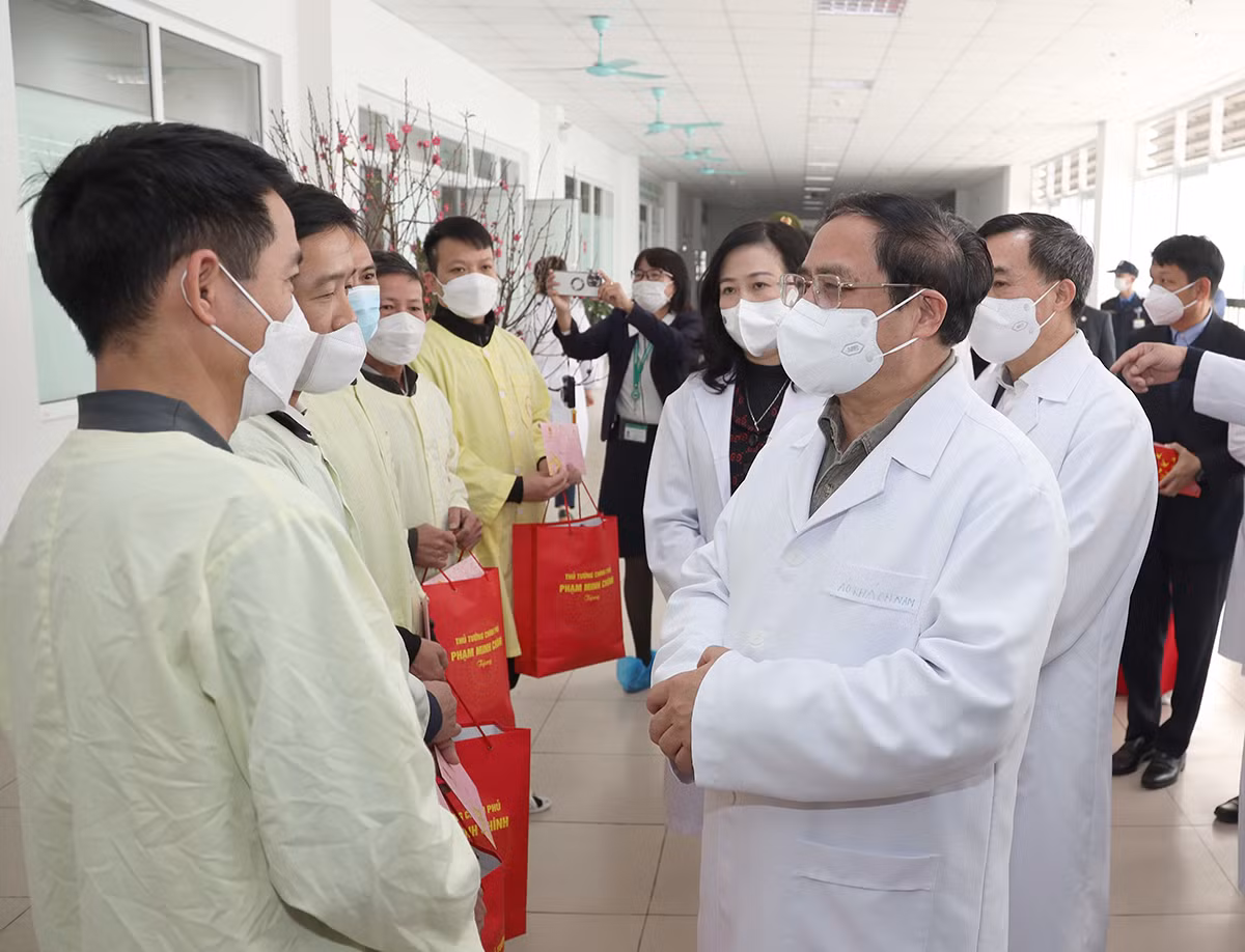 Thủ tướng tặng quà động viên gia đình bệnh nhân ở lại điều trị trong dịp Tết tại Bệnh viện Bệnh nhiệt đới Trung ương.