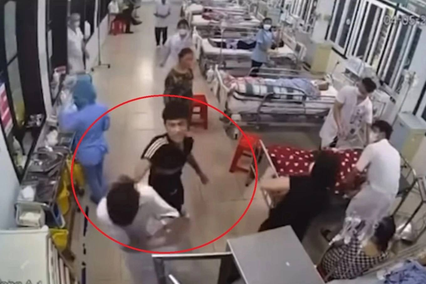 Nhân viên y tế bị hành hung Nhân viên y tế bị hành hung