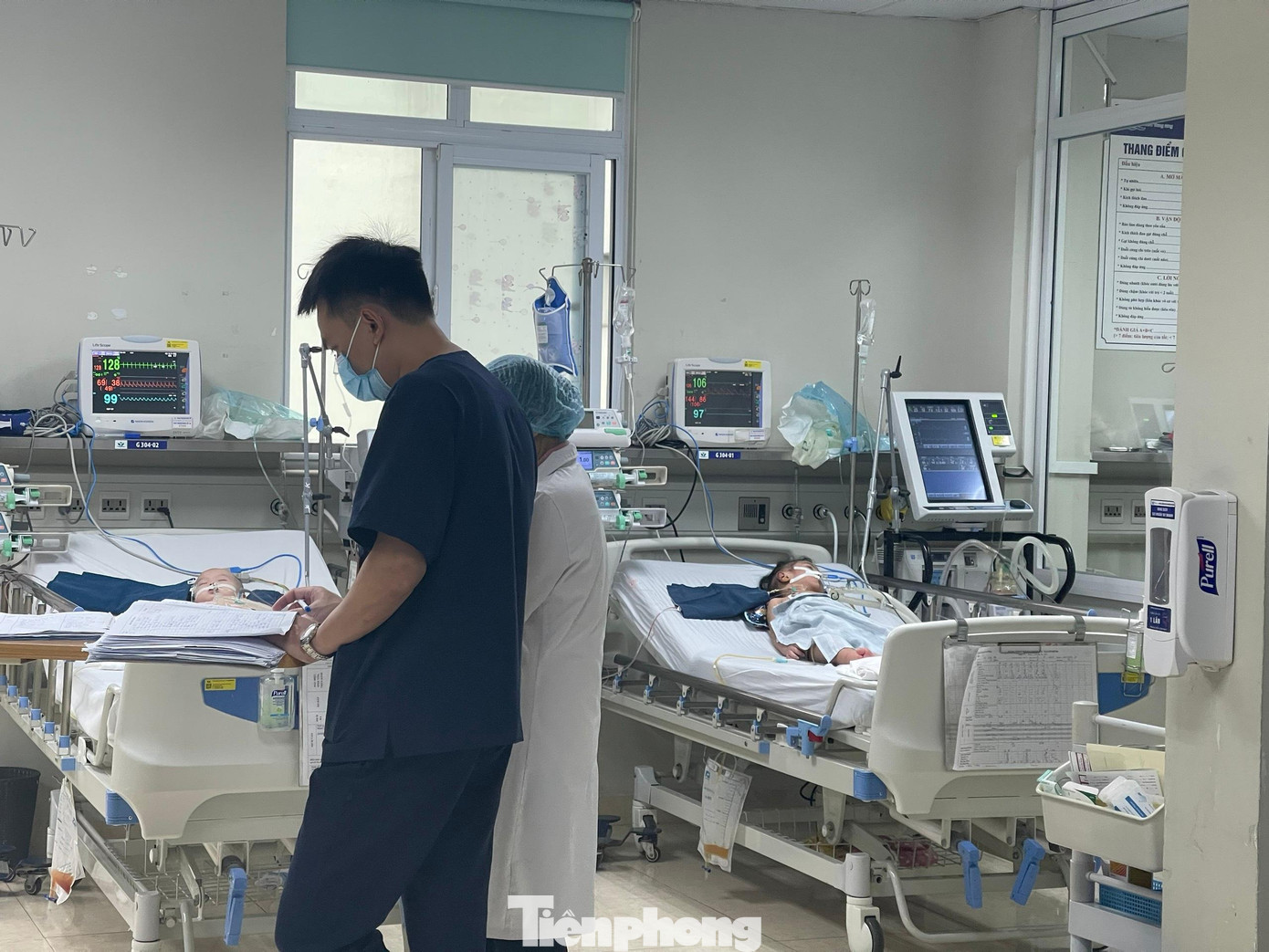 Bác sĩ và điều dưỡng liên tục theo dõi chỉ số sinh tồn của trẻ mắc Adenovirus phải thở máy. Ảnh: Thái Hà