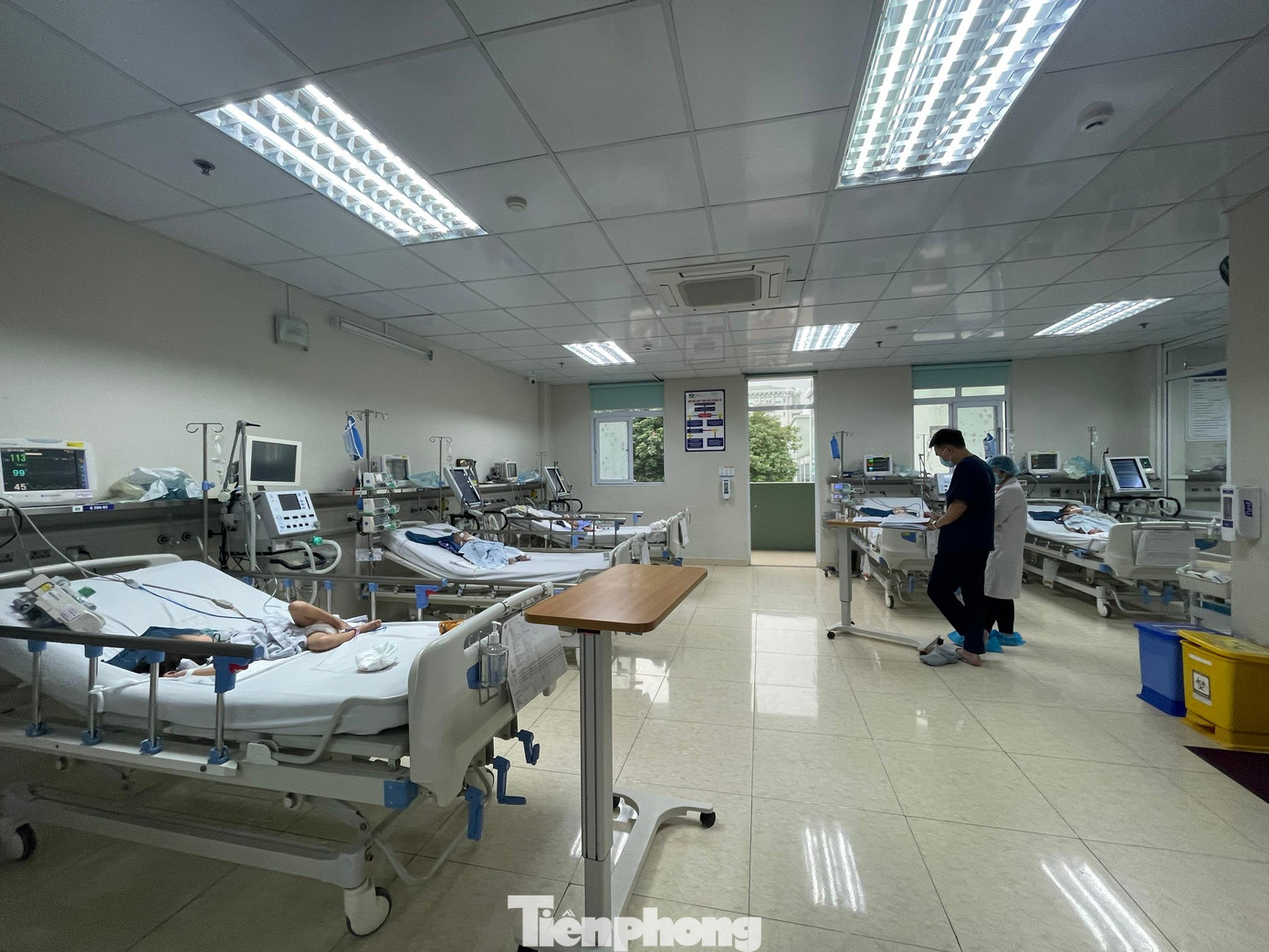 Các giường thở máy kín bệnh nhi mắc Adenovirus. Ảnh: Thái Hà