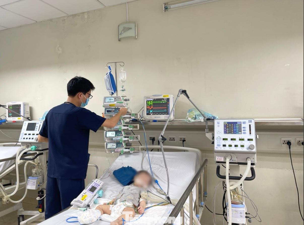 Điều dưỡng chăm sóc một trẻ mắc Adenovirus thở máy. Ảnh: Thái Hà