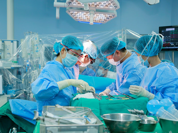 Các bác sĩ thực hiện ca ghép gan Các bác sĩ thực hiện ca ghép gan