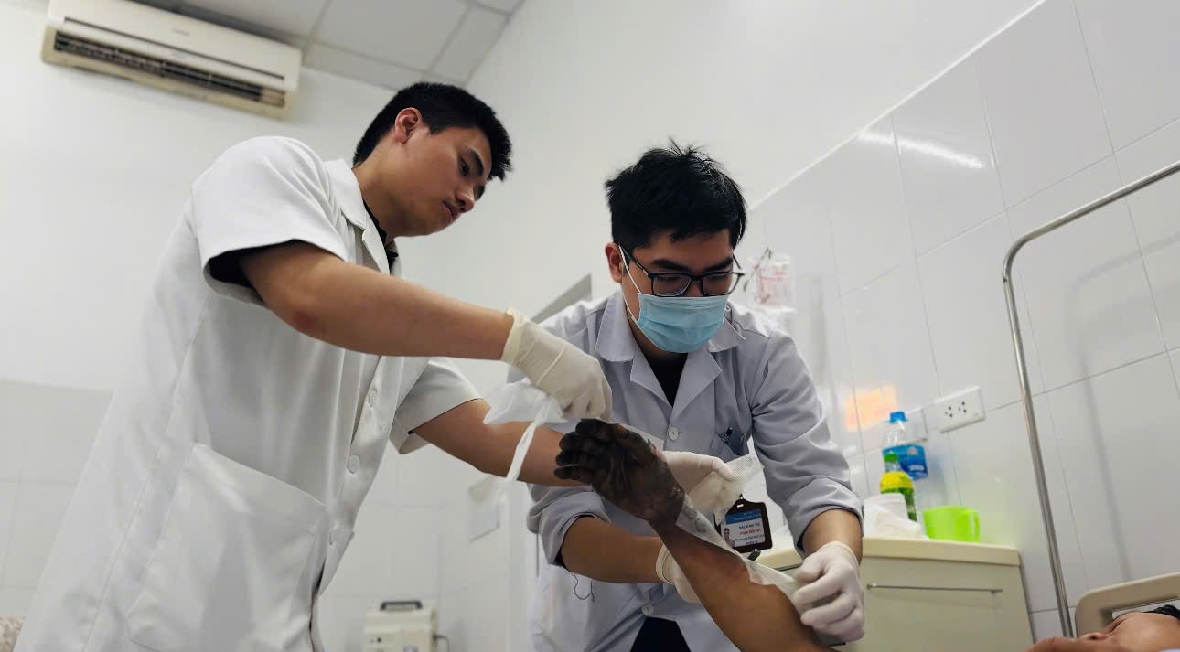 Bàn tay bị tổn thương nặng nề do hỏng điện. Bàn tay bị tổn thương nặng nề do hỏng điện.