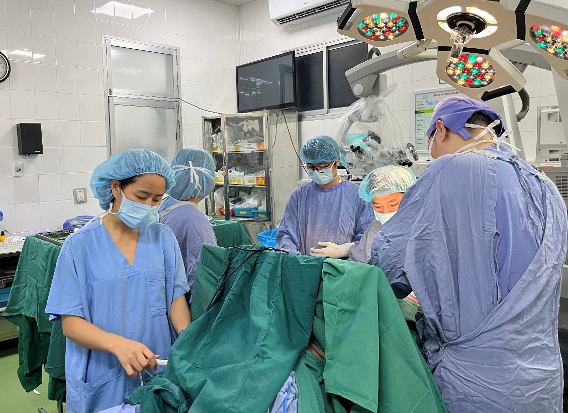 Các bác sĩ mổ cho bệnh nhân mắc bệnh hiếm gặp. Các bác sĩ mổ cho bệnh nhân mắc bệnh hiếm gặp.