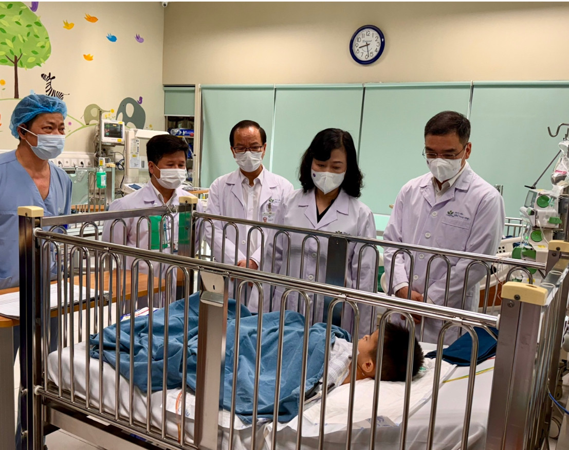 Bộ trưởng Đào Hồng Lan thăm bệnh nhi. Bộ trưởng Đào Hồng Lan thăm bệnh nhi.