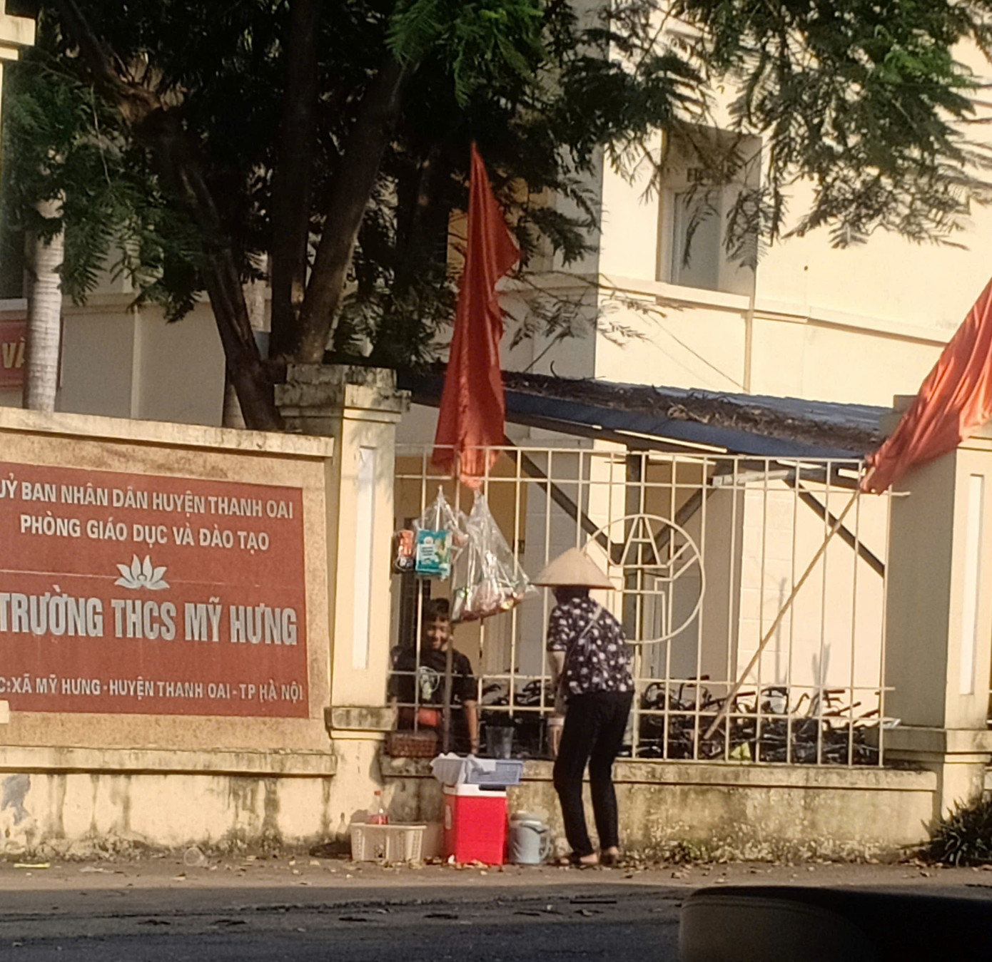 Học sinh mua đồ ăn qua hàng rào tại trường THCS Mỹ Hưng. Ảnh: Huyền Diệu Học sinh mua đồ ăn qua hàng rào tại trường THCS Mỹ Hưng. Ảnh: Huyền Diệu