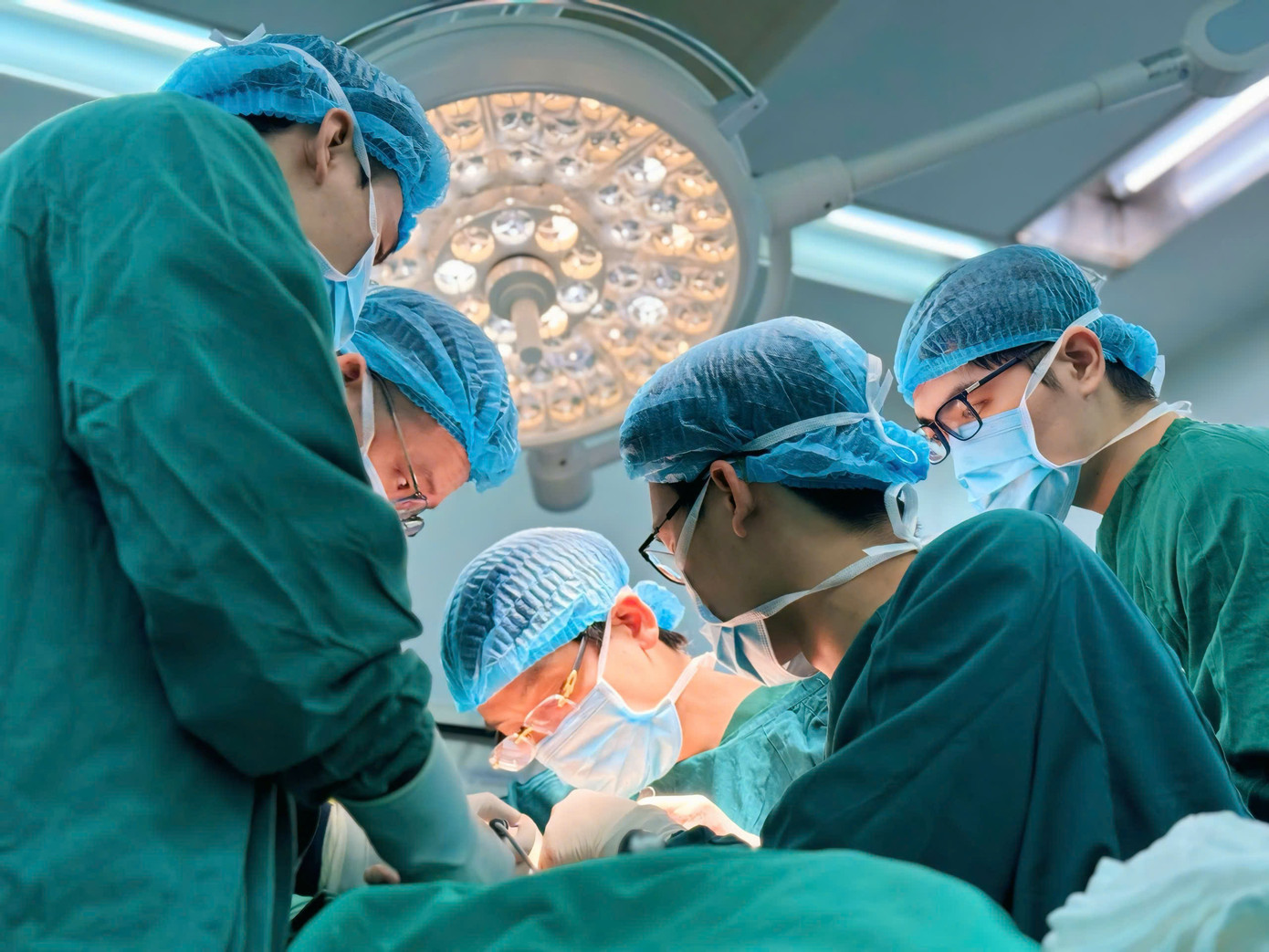 Bác sĩ sử dụng kĩ thuật vi phẫu nối lại ngón tay cho bệnh nhân. Bác sĩ sử dụng kĩ thuật vi phẫu nối lại ngón tay cho bệnh nhân.